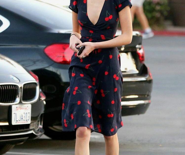 Réalisation Par The Teale Wild Cherry Wrap Dress – Rent a Dress