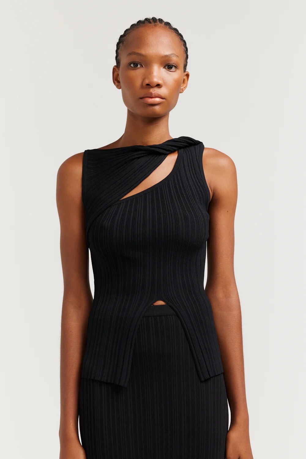 4026-271-romee-black-close-2